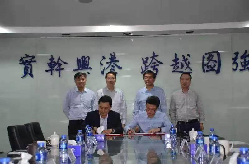 洪湾国码蓝健文(左)与三环智能科技詹军(右)代表双方签约
